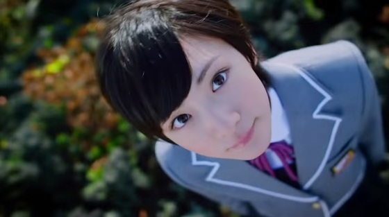 覗きこむ生駒里奈